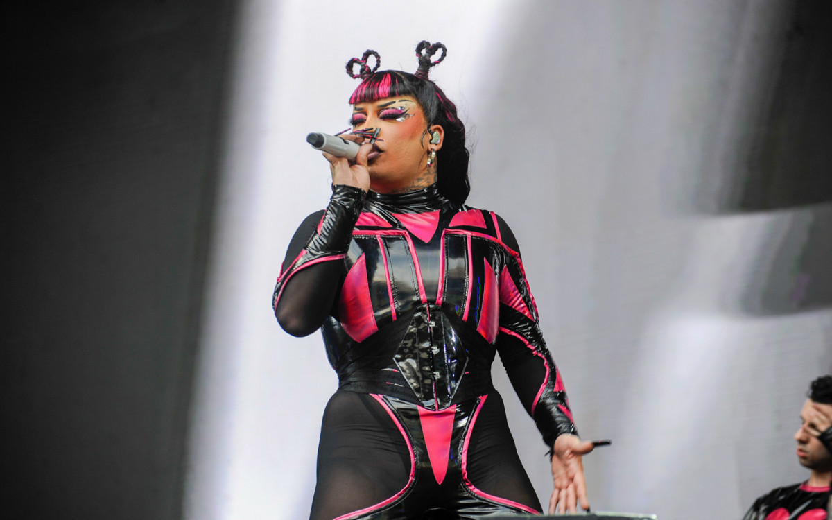 Gloria Groove se apresentou em festival de pr&eacute;-Carnaval, neste s&aacute;bado, em S&atilde;o Paulo