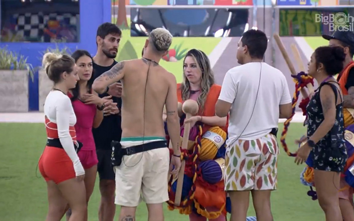 Paula, Bruna Griphao e Larissa discutiram após conversa sobre a formação de paredão deste domingo - Reprodução/Globoplay