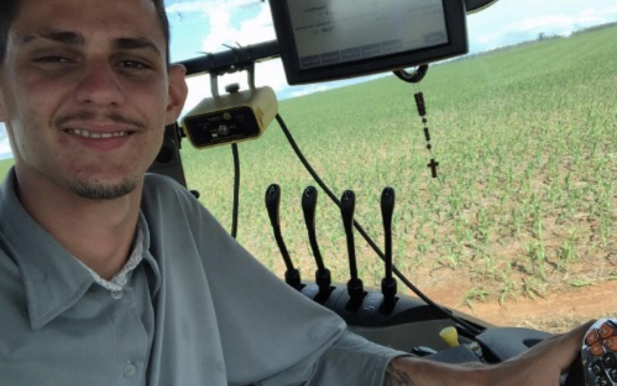 Jovem aparece em várias fotos dirigindo caminhão - Reprodução/Redes Sociais