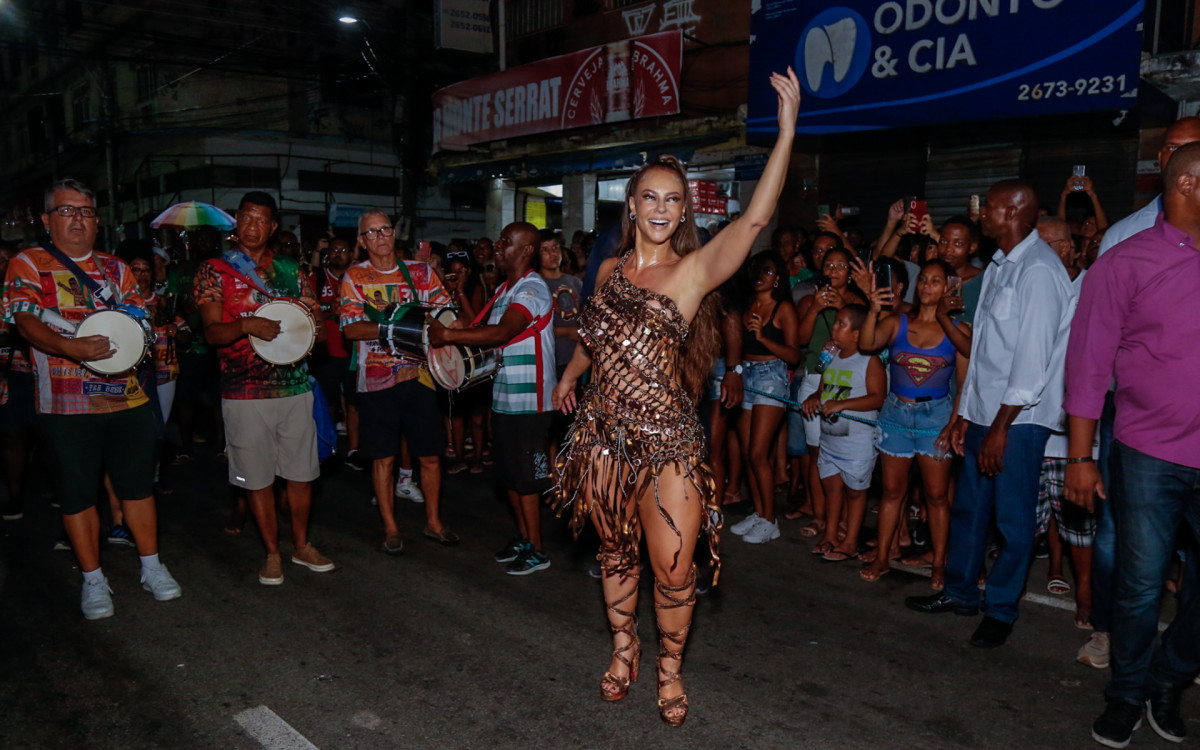 Paolla Oliveira surgiu deslumbrante no &uacute;ltimo ensaio de rua da Grande Rio, neste s&aacute;bado