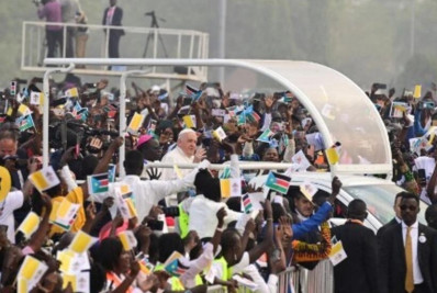 Papa encerra visita a África com pedido para depor as armas