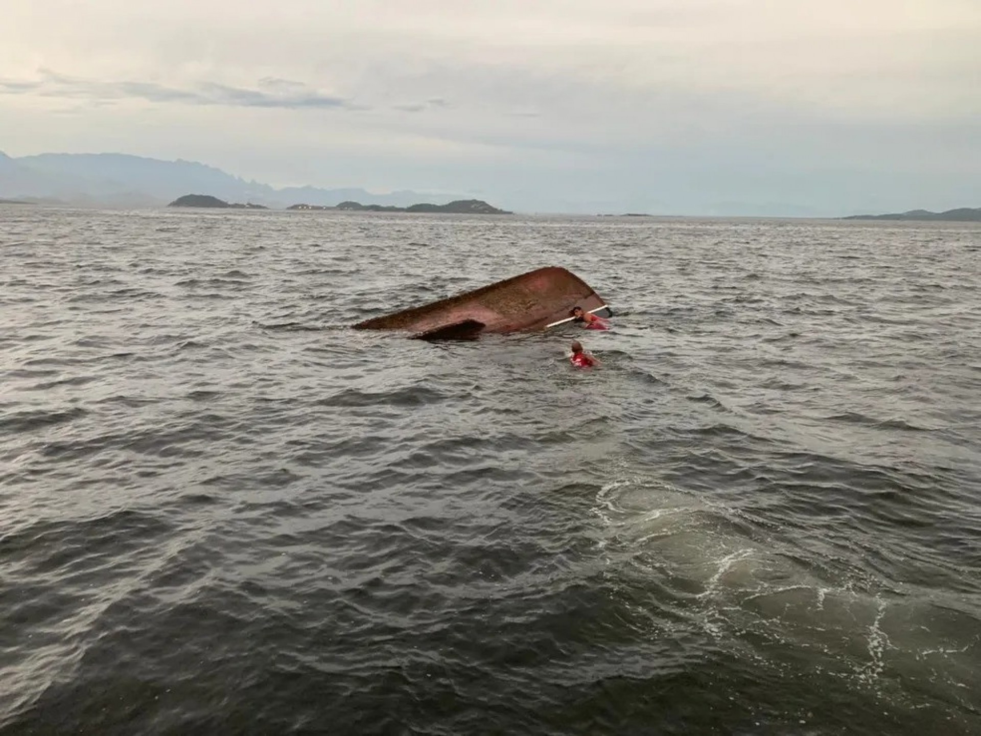Bombeiros procuram por vítimas ainda desaparecidas de embarcação que virou na Baía de Guanabara - Divulgação