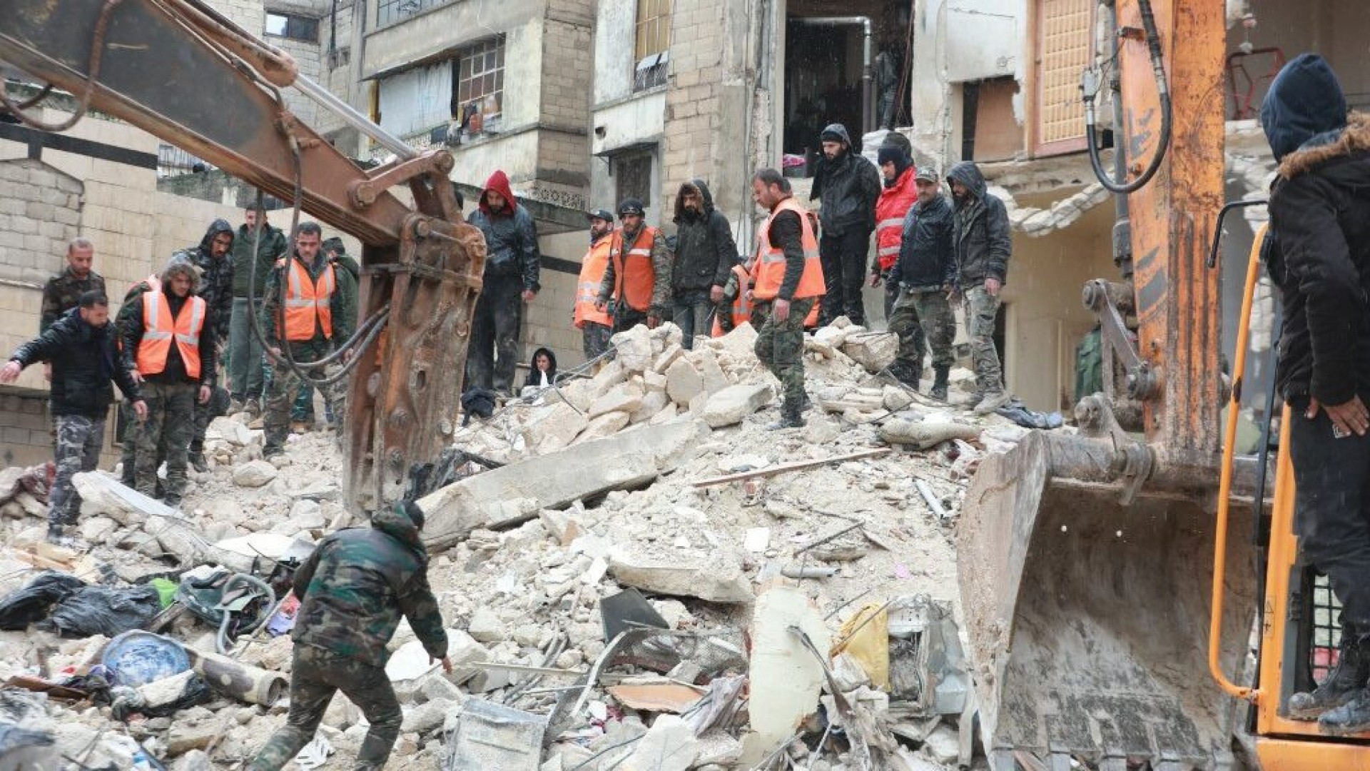 Equipes de resgate trabalham em buscas - AFP