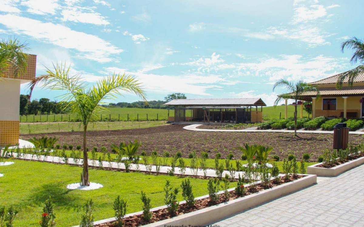 O projeto conta com uma &aacute;rea de 10 mil metros quadrados e loja para que os moradores possam gerar renda comercializando os produtos que produzirem