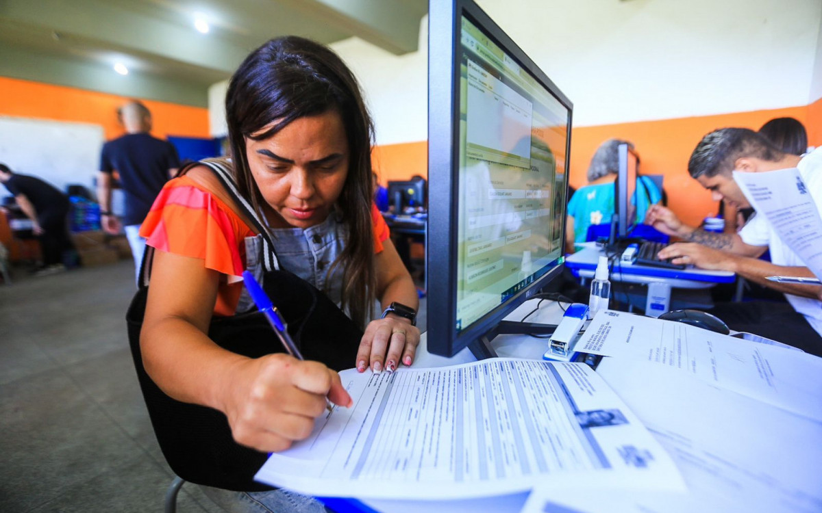 A professora Cl&aacute;udia Goulart esperou ansiosa para poder assinar o contrato