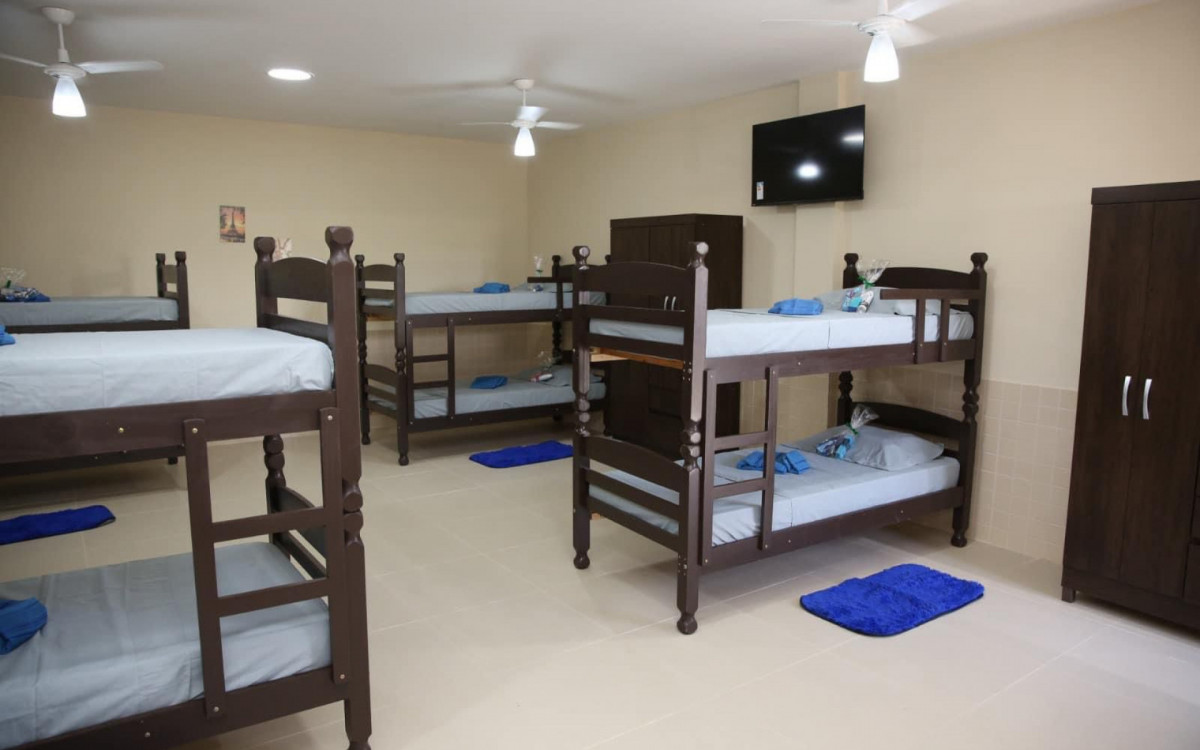 Um dos dormit&oacute;rios divididos por ala. Ao todo, o local tem capacidade para alojar 16 homens e 16 mulheres, al&eacute;m de 4 fam&iacute;lias em su&iacute;tes.