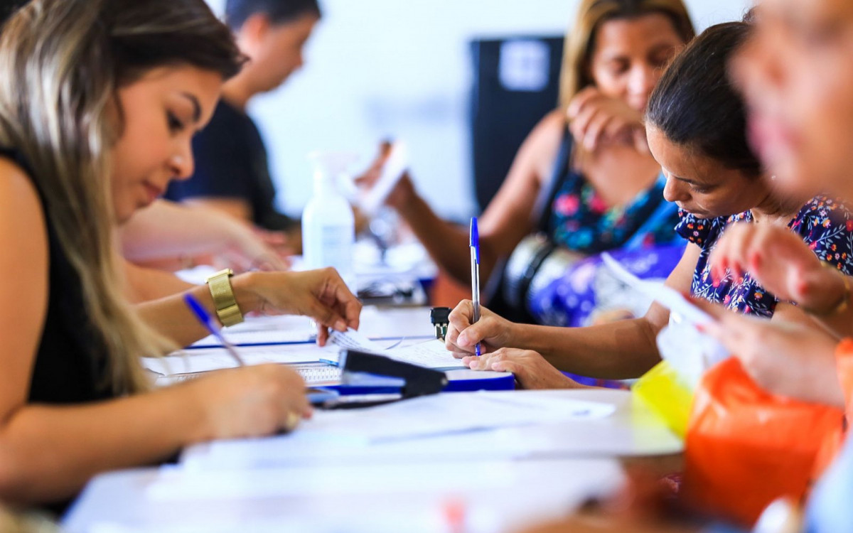 Os profissionais contratados j&aacute; come&ccedil;am a trabalhar imediatamente nas escolas e creches