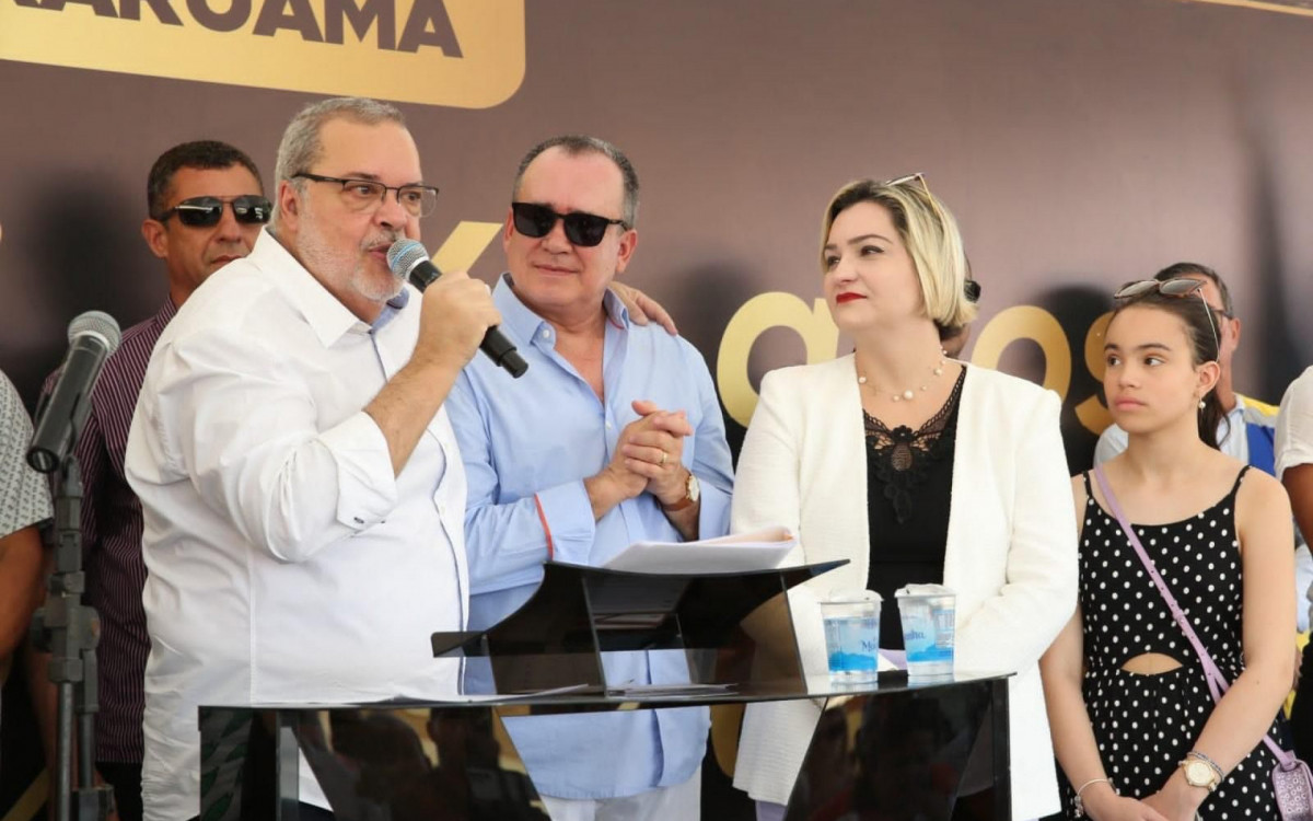 O secret&aacute;rio de estado de Infraestrutura e Cidade, Uruan Andrade, discursando ao lado da Prefeita L&iacute;via de Chiquinho e do ex-prefeito, Chiquinho da Educa&ccedil;&atilde;o