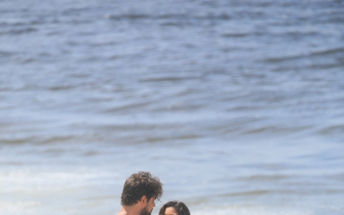 S&eacute;rgio Guiz&eacute; e Isadora Cruz gravam cenas de 'Mar do Sert&atilde;o' em praia da Zona Sul