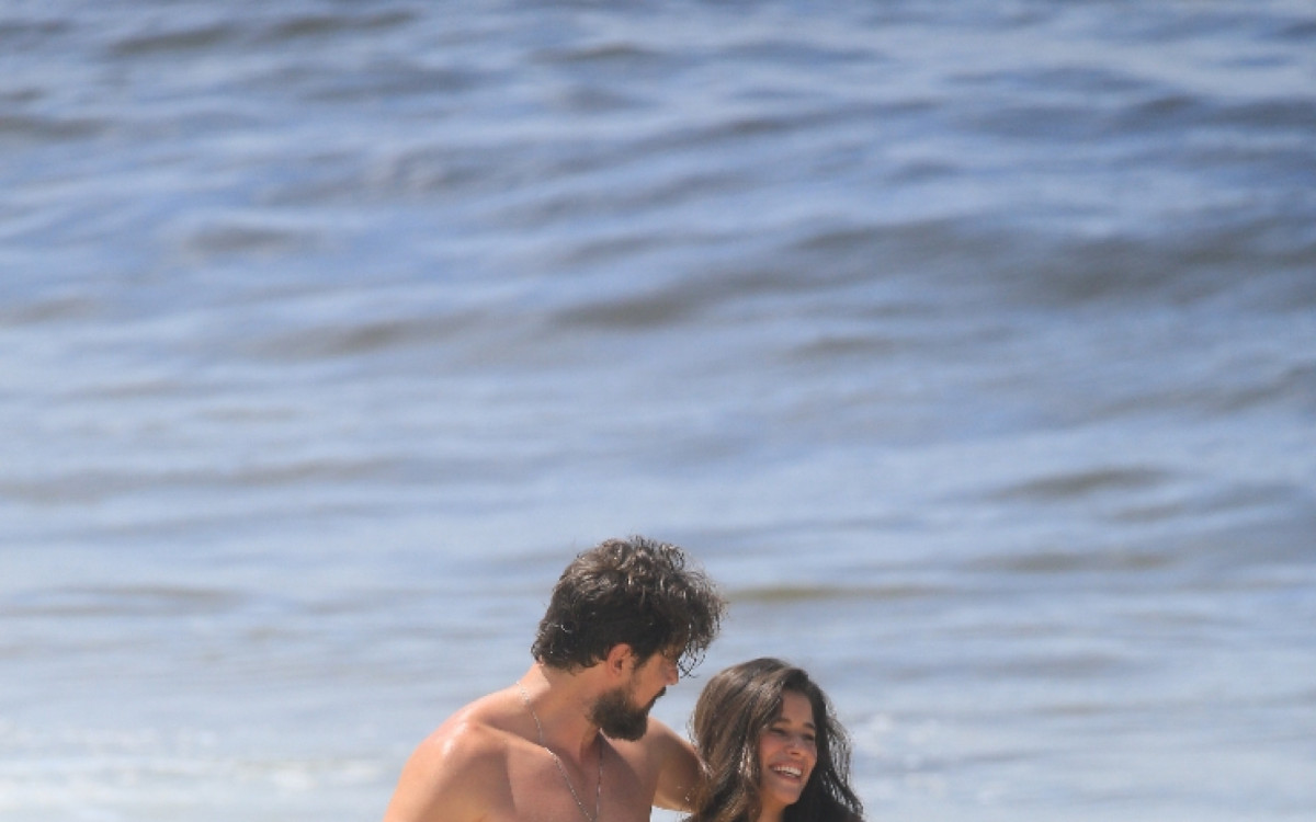 S&eacute;rgio Guiz&eacute; e Isadora Cruz gravam cenas de 'Mar do Sert&atilde;o' em praia da Zona Sul