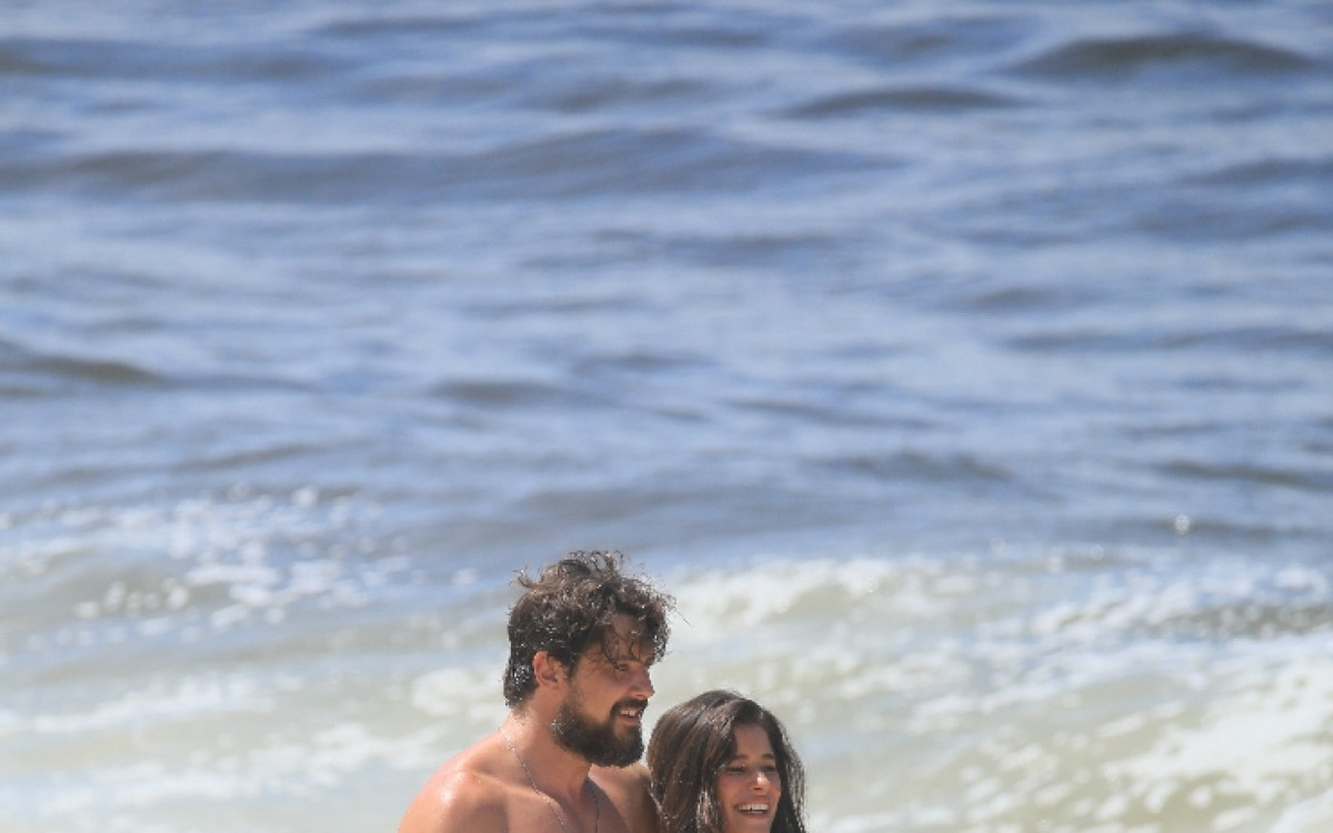 S&eacute;rgio Guiz&eacute; e Isadora Cruz gravam cenas de 'Mar do Sert&atilde;o' em praia da Zona Sul