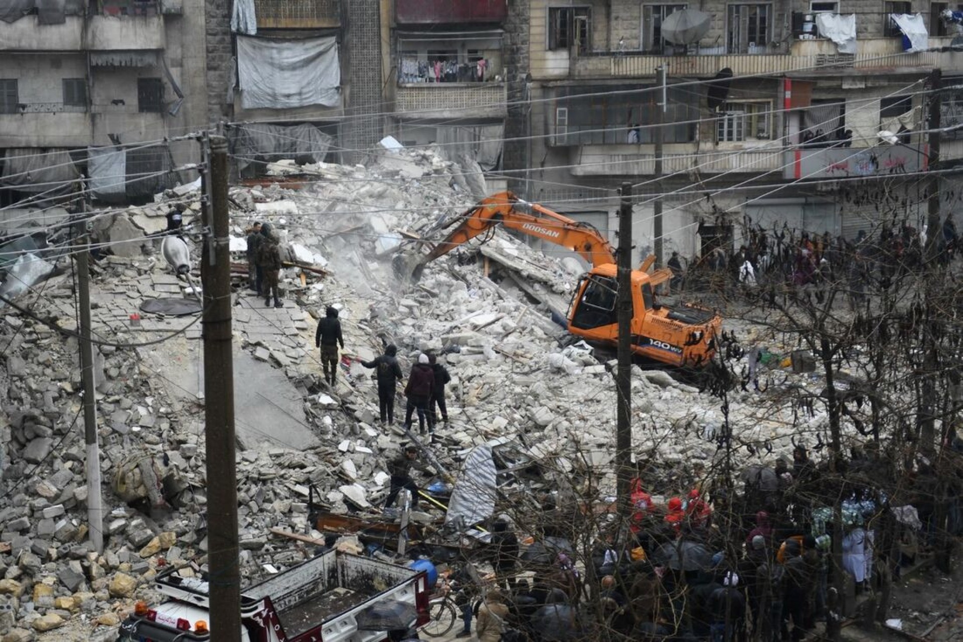 Centenas de pessoas ainda estão presas sob os escombros  - AFP