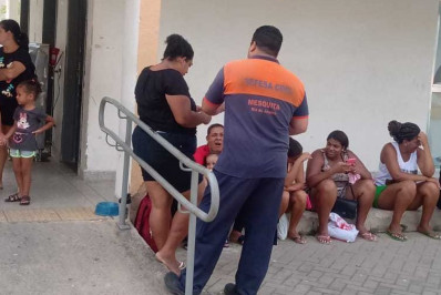  Agentes da Defesa Civil de Mesquita orientam população na Praça PEC