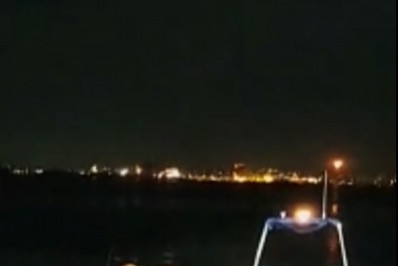 Bombeiros continuam buscas durante a noite por vítimas de naufrágio na Baía de Guanabara