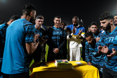 Vídeo: Cristiano Ronaldo ganha bolo e comemora primeiro aniversário no Al Nassr