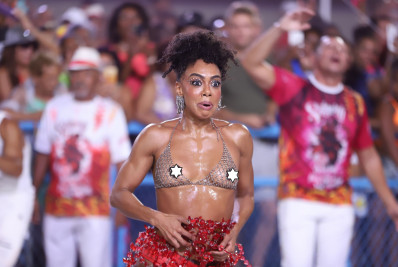 Vestido de Dandara Mariana arrebenta durante ensaio técnico do Salgueiro