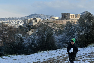 Nevasca causa transtornos na capital da Grécia 