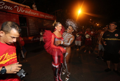 Érika Januza e Lorena Improta sambam muito em ensaio de rua da Viradouro