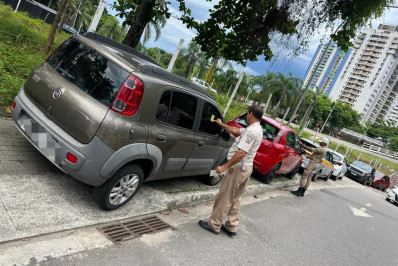 Prefeitura reboca 83 veículos e aplica centenas de multas por estacionamento irregular