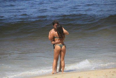 Sergio Guizé e Isadora Cruz gravam cenas de beijo em praia do Rio