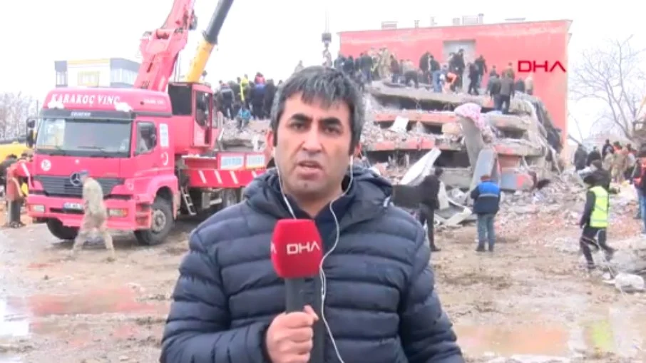 Jornalista registra terremoto na Turquia durante entrada ao vivo