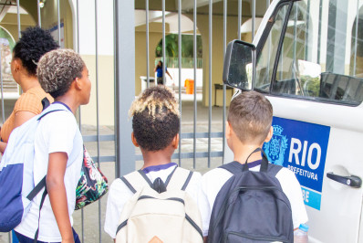 Pais de alunos da rede municipal de ensino do Rio denunciam falta de professores 