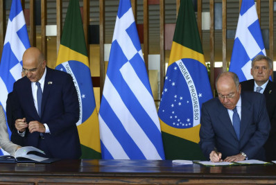 Brasil e Grécia firmam cooperação em defesa, serviços aéreos e turismo