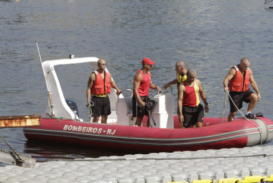 Bombeiros continuam buscas por desaparecidos em naufrágio nesta terça-feira