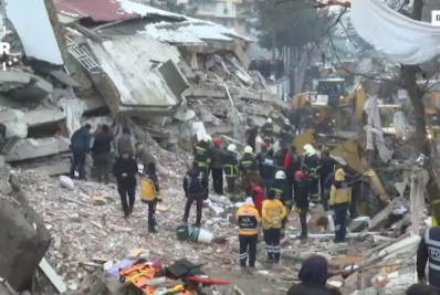 Prédio com 14 jogadoras de time de vôlei da Turquia desaba com forte terremoto