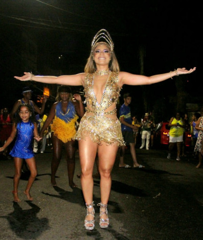 Lexa brilha durante ensaio de rua da Unidos da Tijuca