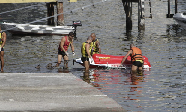 Sobe para seis o número de corpos encontrados após naufrágio; buscas continuam