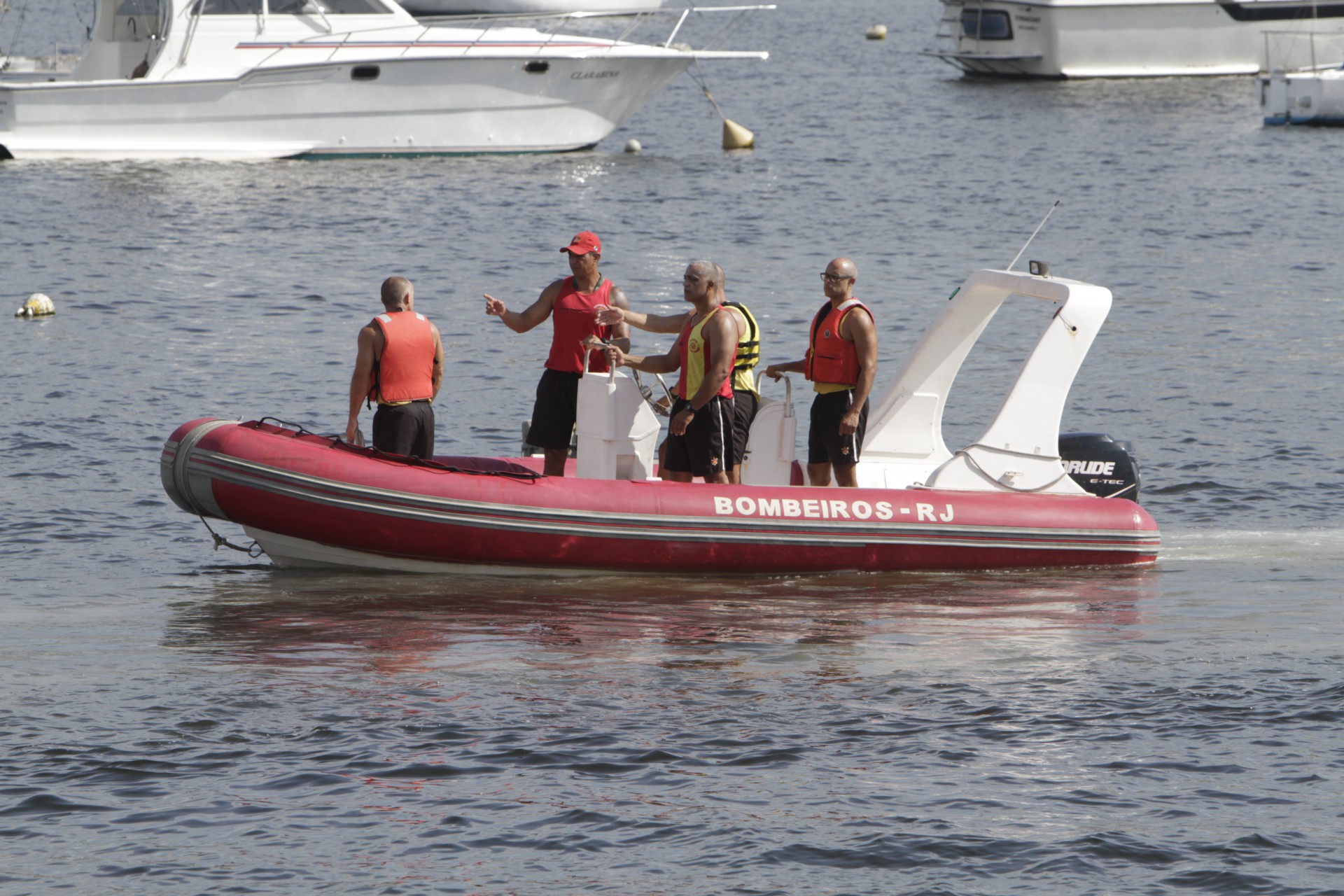 Corpo de Bombeiros e Marinha do Brasil fazem buscas na Ba&iacute;a de Guanabara nesta segunda-feira (6) - Marcos Porto/Ag&ecirc;ncia O Dia