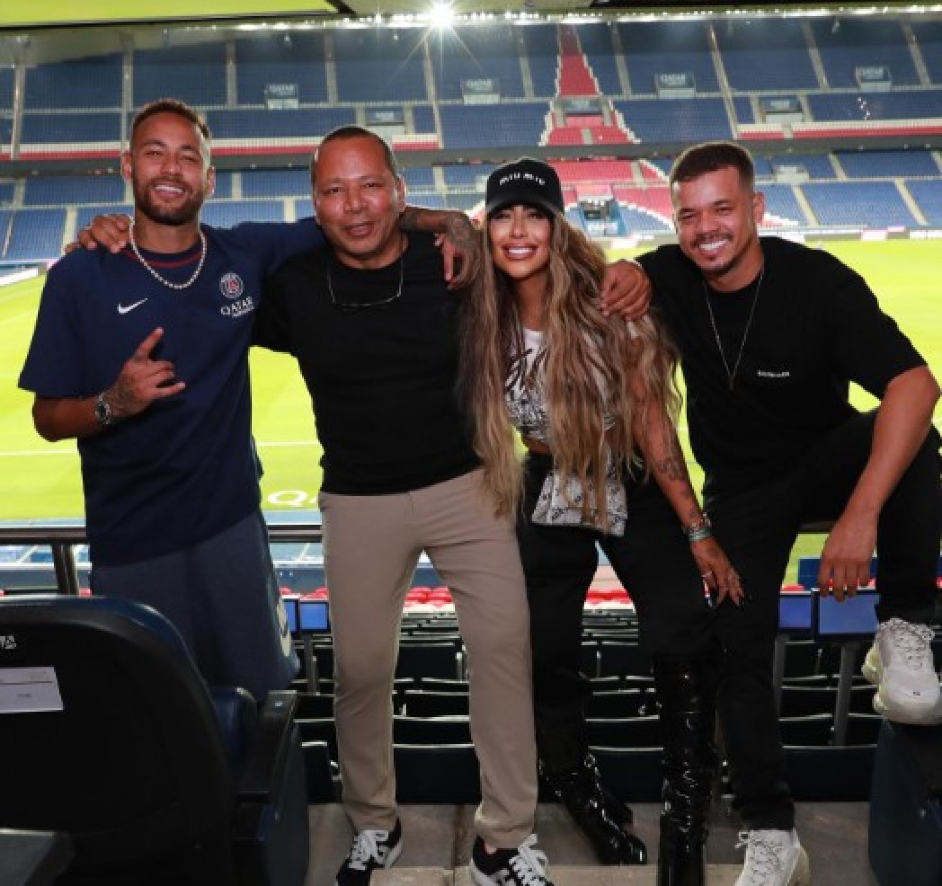 Neymar ao lado do pai e da irmão, Rafaella Santos - Reprodução Internet