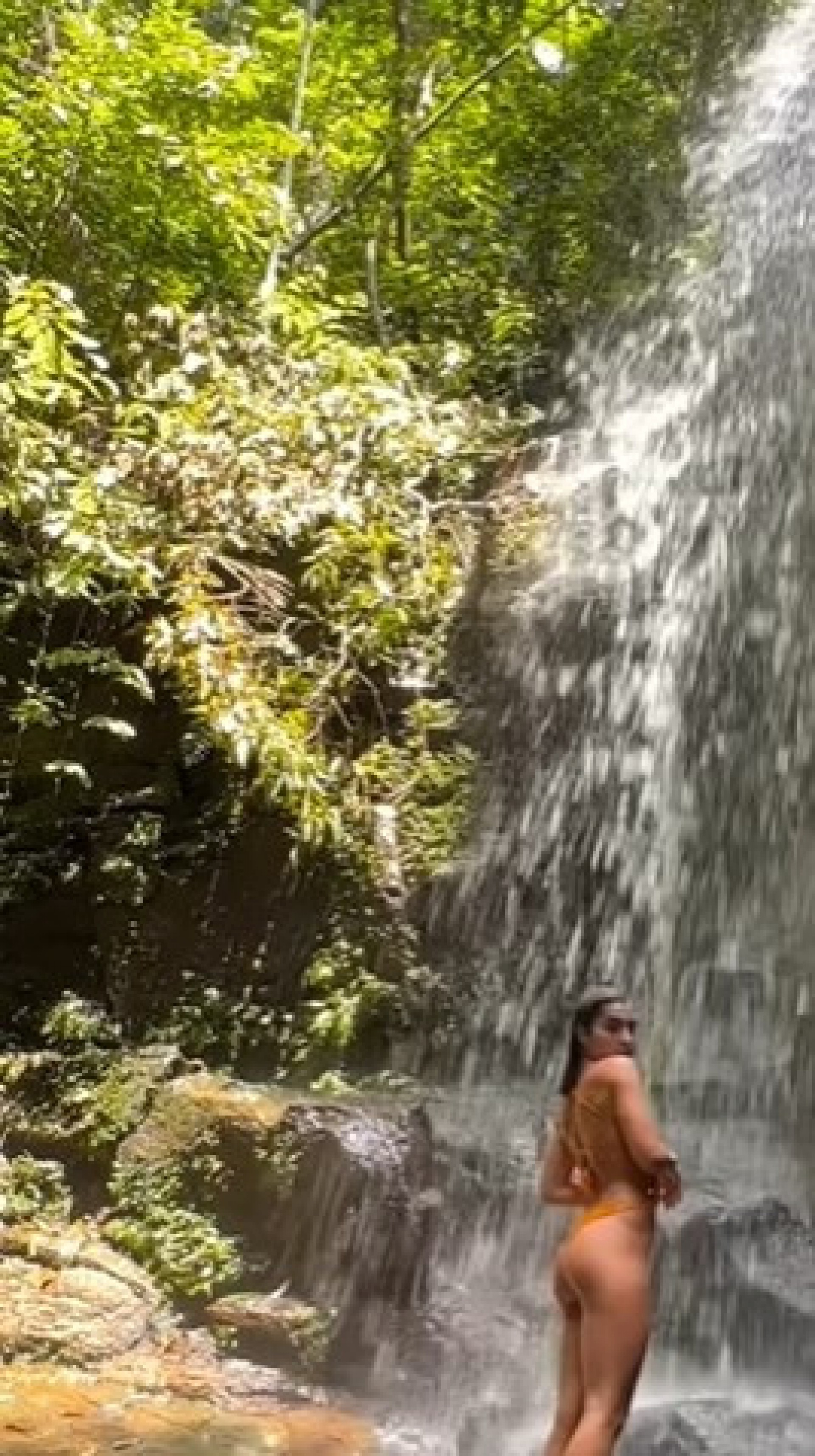 Jade Picon aproveita cachoeira - Reprodução Internet