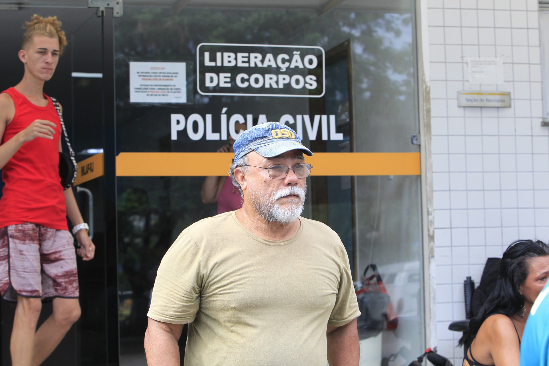 Familiares de v&iacute;timas de embarca&ccedil;&atilde;o que naufragou na Ba&iacute;a de Guanabara foram ao IML do Centro do Rio de Janeiro para reconhecer e liberar os corpos - Reginaldo Pimenta / Agencia O Dia