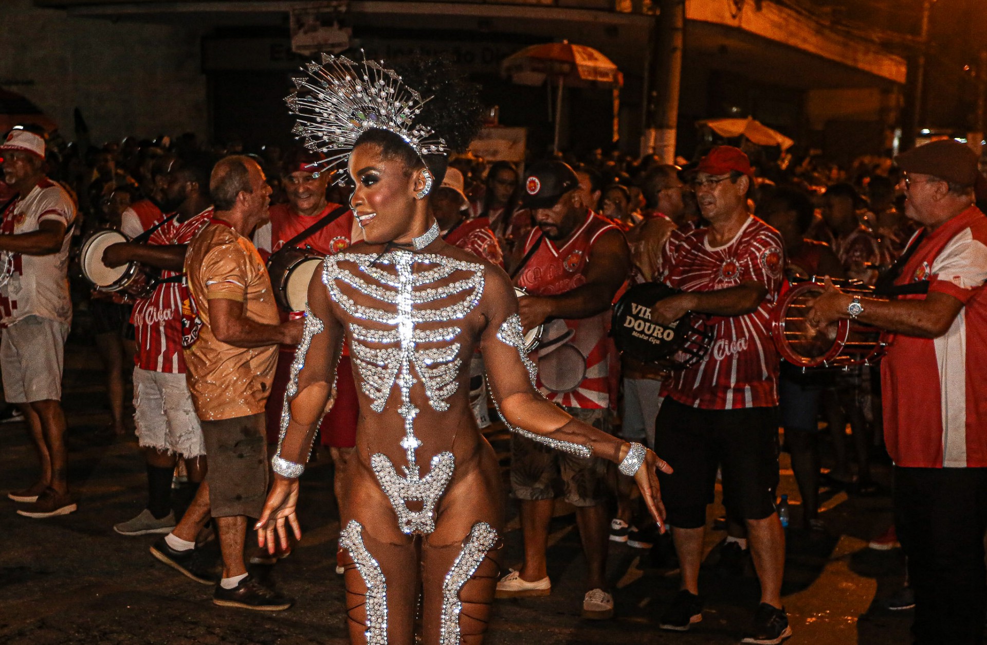 Érika Januza durante ensaio de rua da Viradouro - Delson Silva / AgNews