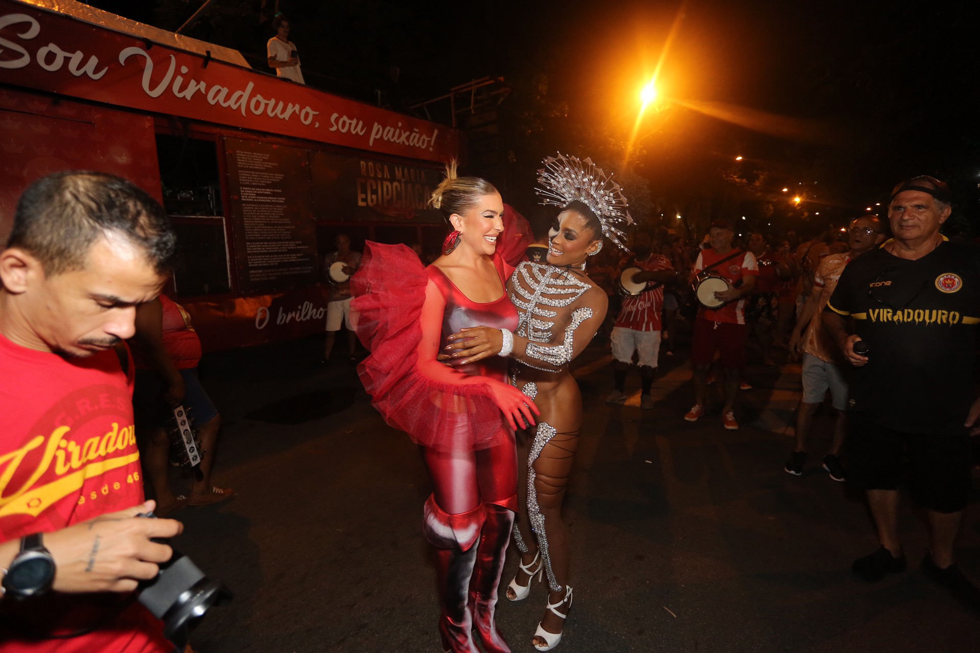 Lorena Improta e Érika Januza durante ensaio de rua da Viradouro - Delson Silva / AgNews
