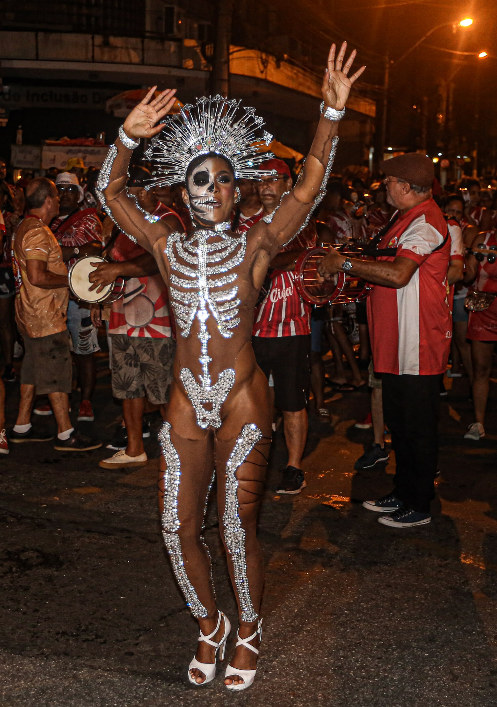 Érika Januza durante ensaio de rua da Viradouro - Delson Silva / AgNews