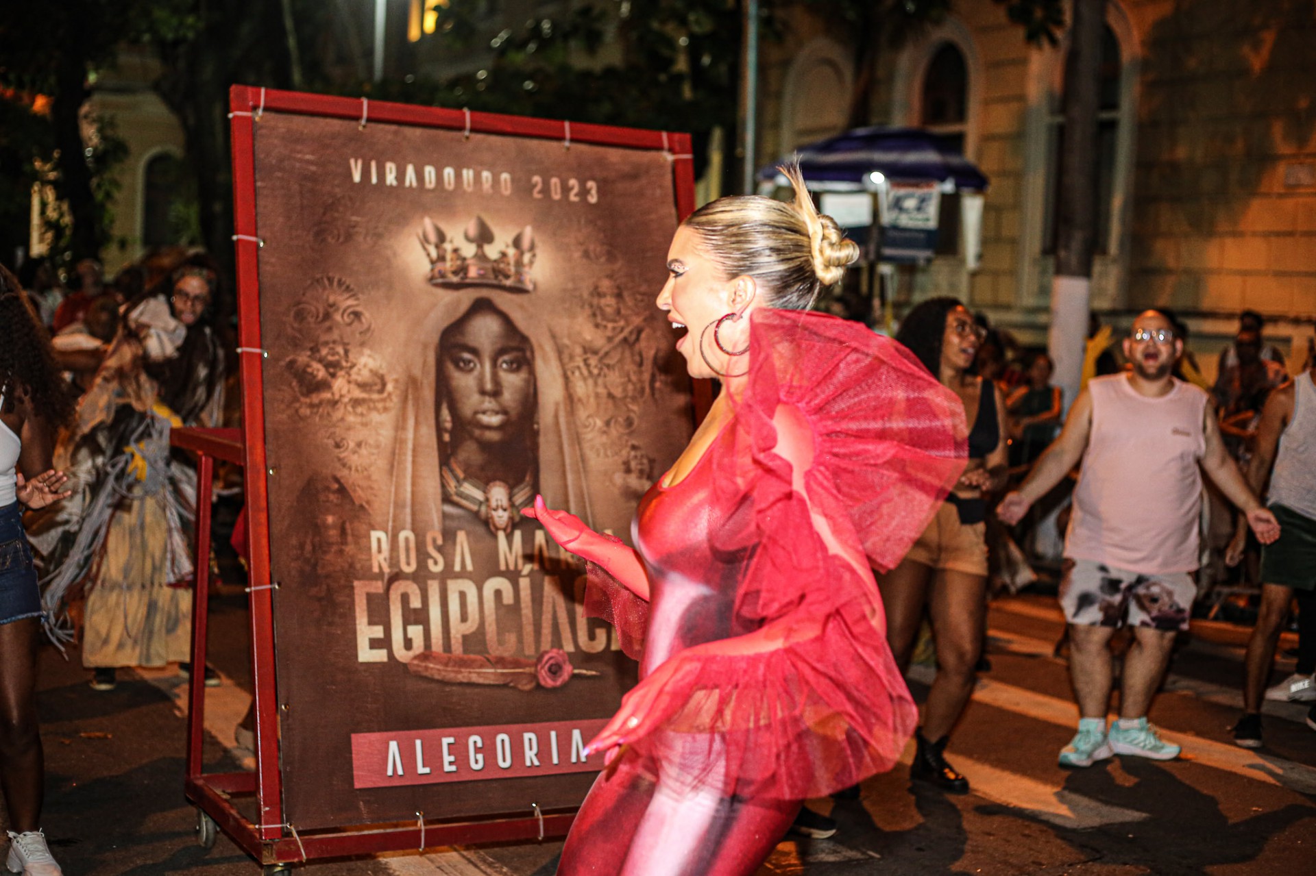 Lorena Improta durante ensaio de rua da Viradouro - Delson Silva / AgNews