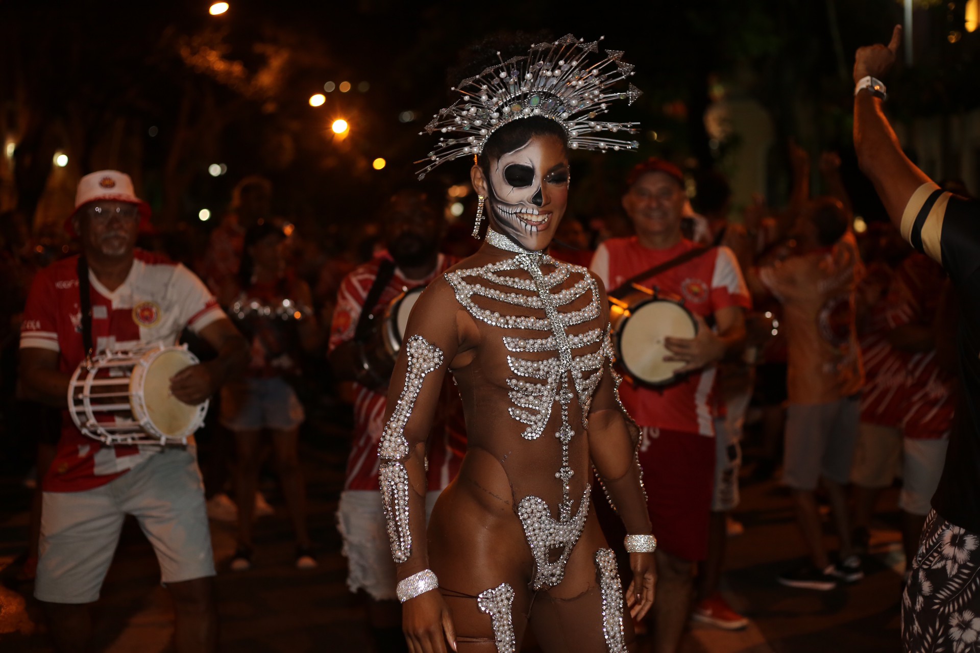 Érika Januza durante ensaio de rua da Viradouro - Delson Silva / AgNews