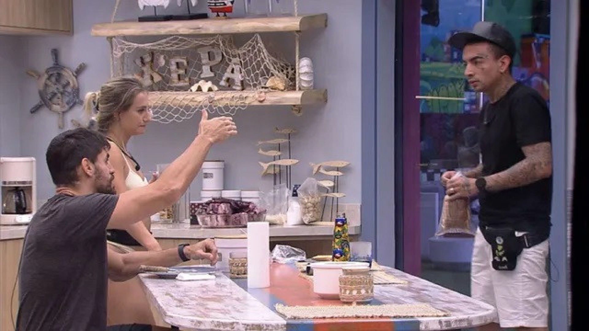 Após sumiço de pão, brothers discutem na cozinha da Xepa - Reprodução de vídeo / TV Globo