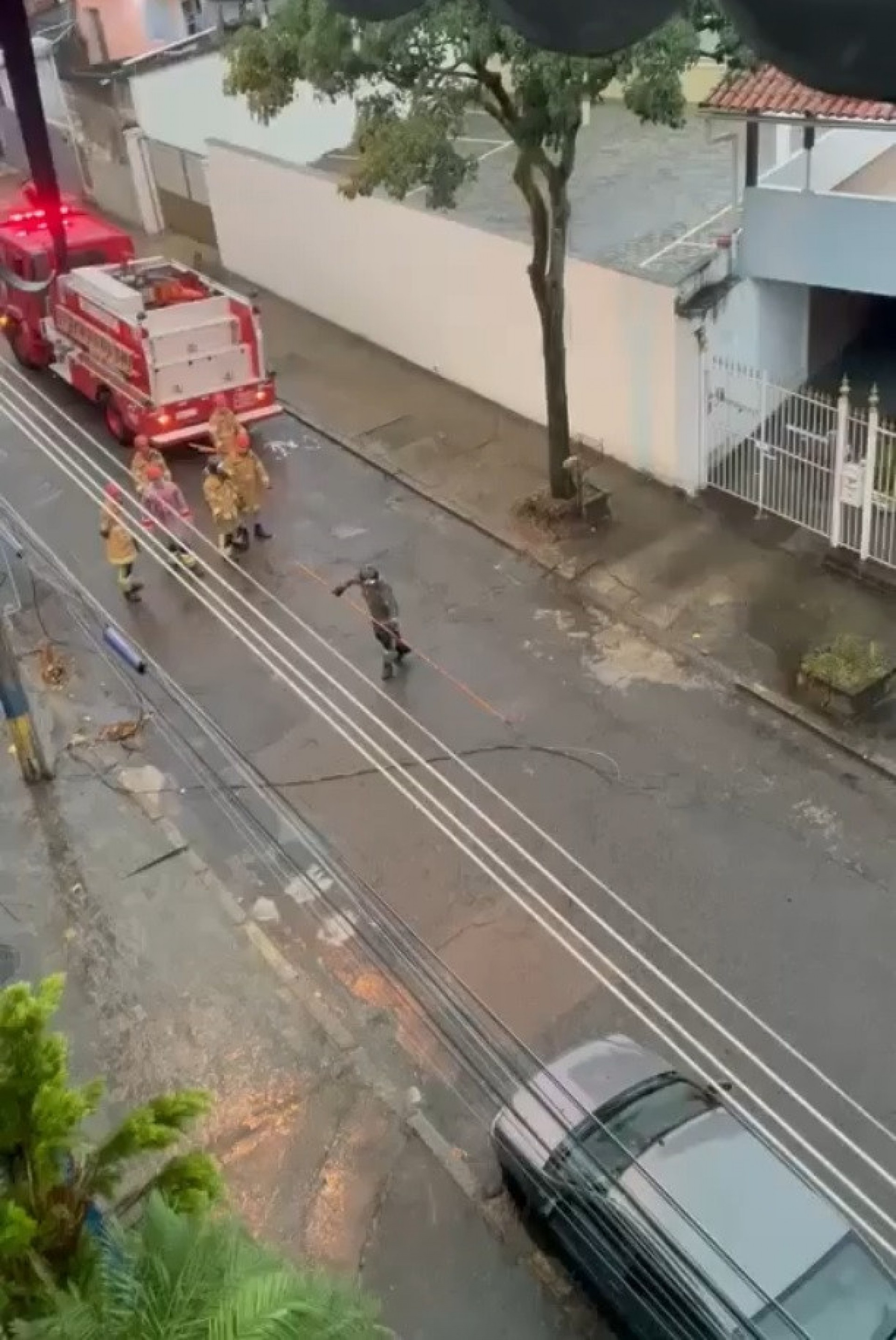 Homem &eacute; atingido for fio el&eacute;trico e sofre acidente de moto na Ilha do Governador, Zona Norte do Rio
