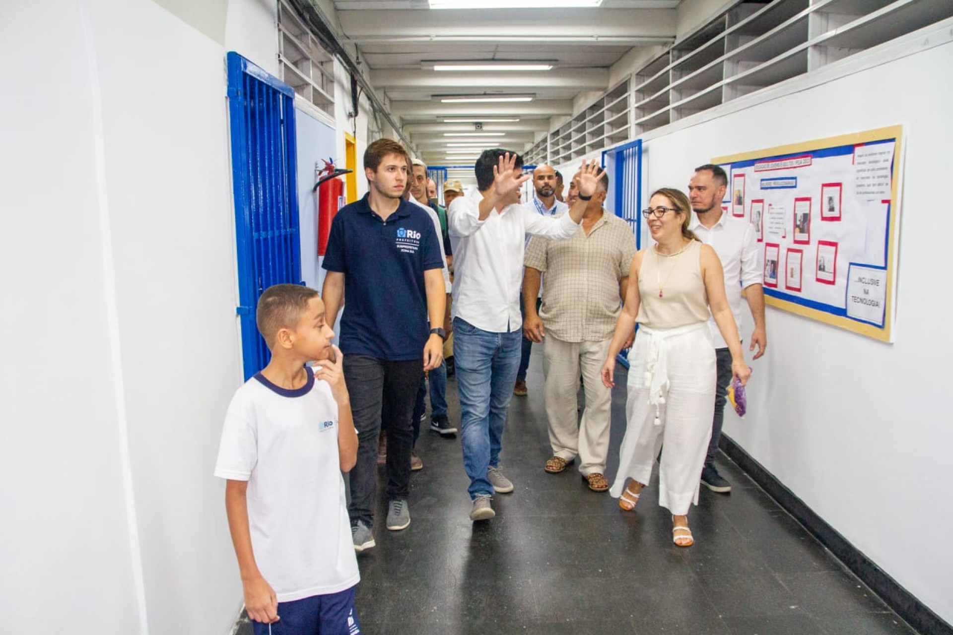 O subprefeito da Zona Sul, Flávio Valle, e o secretário de educação, Renan Ferreirinha, deram as boas-vindas aos alunos do Ciep Tancredo Neves - Érica Martin/Agência O Dia