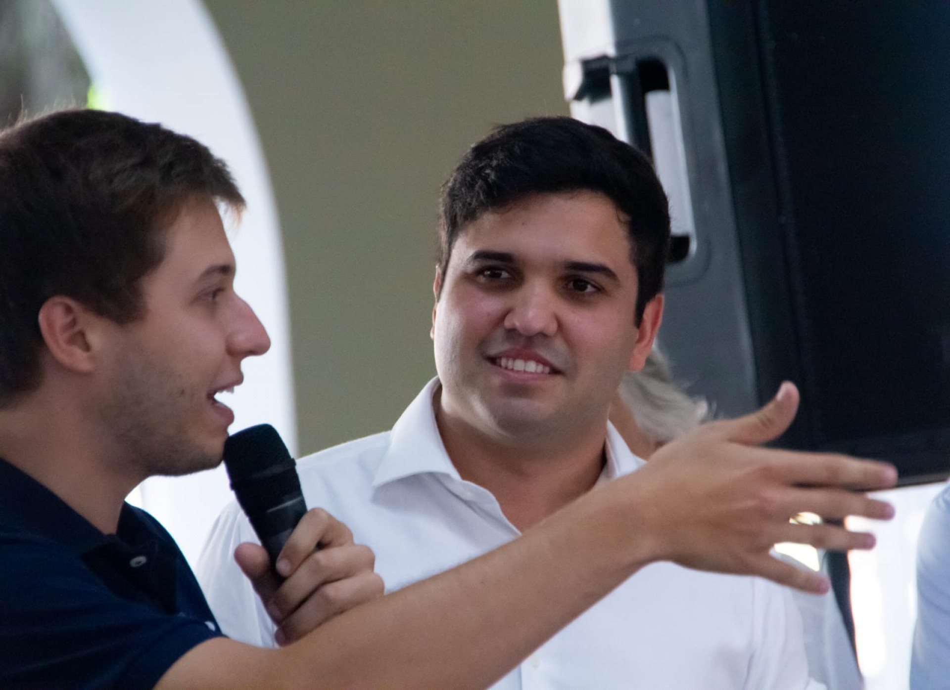 O subprefeito da Zona Sul, Flávio Valle, e o secretário de educação, Renan Ferreirinha, deram as boas-vindas aos alunos do Ciep Tancredo Neves - Érica Martin/Agência O Dia