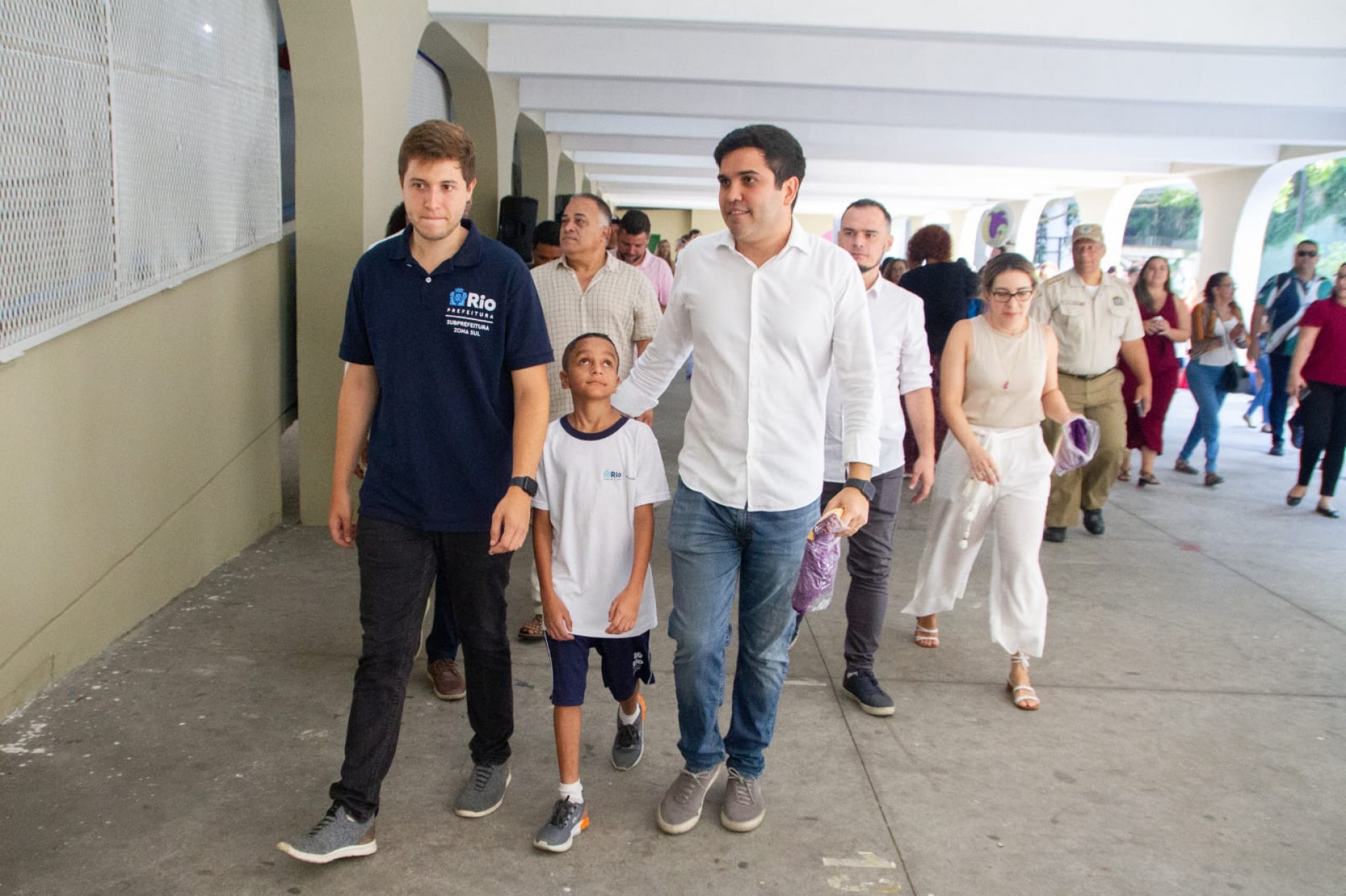 O subprefeito da Zona Sul, Flávio Valle, e o secretário de educação, Renan Ferreirinha, deram as boas-vindas aos alunos do Ciep Tancredo Neves - Érica Martin/Agência O Dia