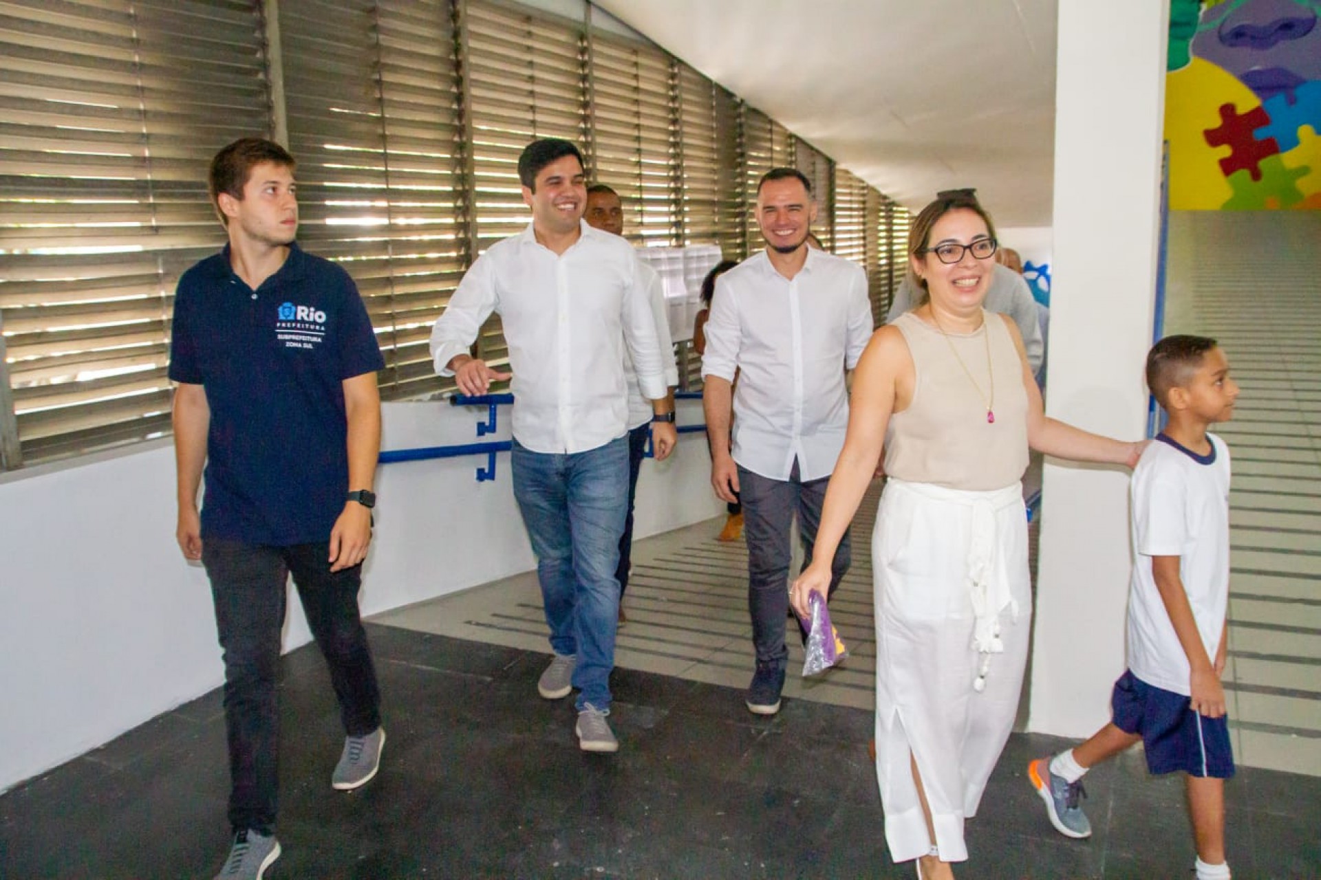 O subprefeito da Zona Sul, Flávio Valle, e o secretário de educação, Renan Ferreirinha, deram as boas-vindas aos alunos do Ciep Tancredo Neves - Érica Martin/Agência O Dia