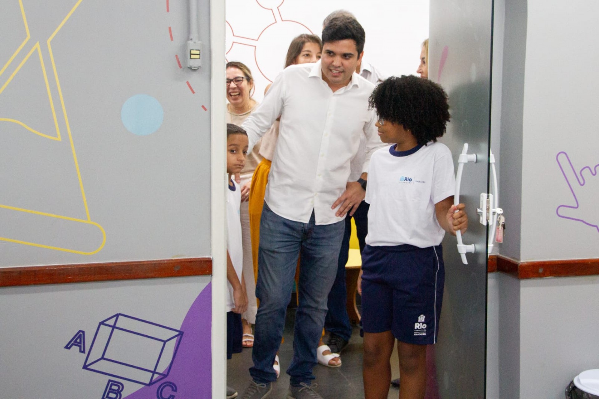 O subprefeito da Zona Sul, Flávio Valle, e o secretário de educação, Renan Ferreirinha, deram as boas-vindas aos alunos do Ciep Tancredo Neves - Érica Martin/Agência O Dia