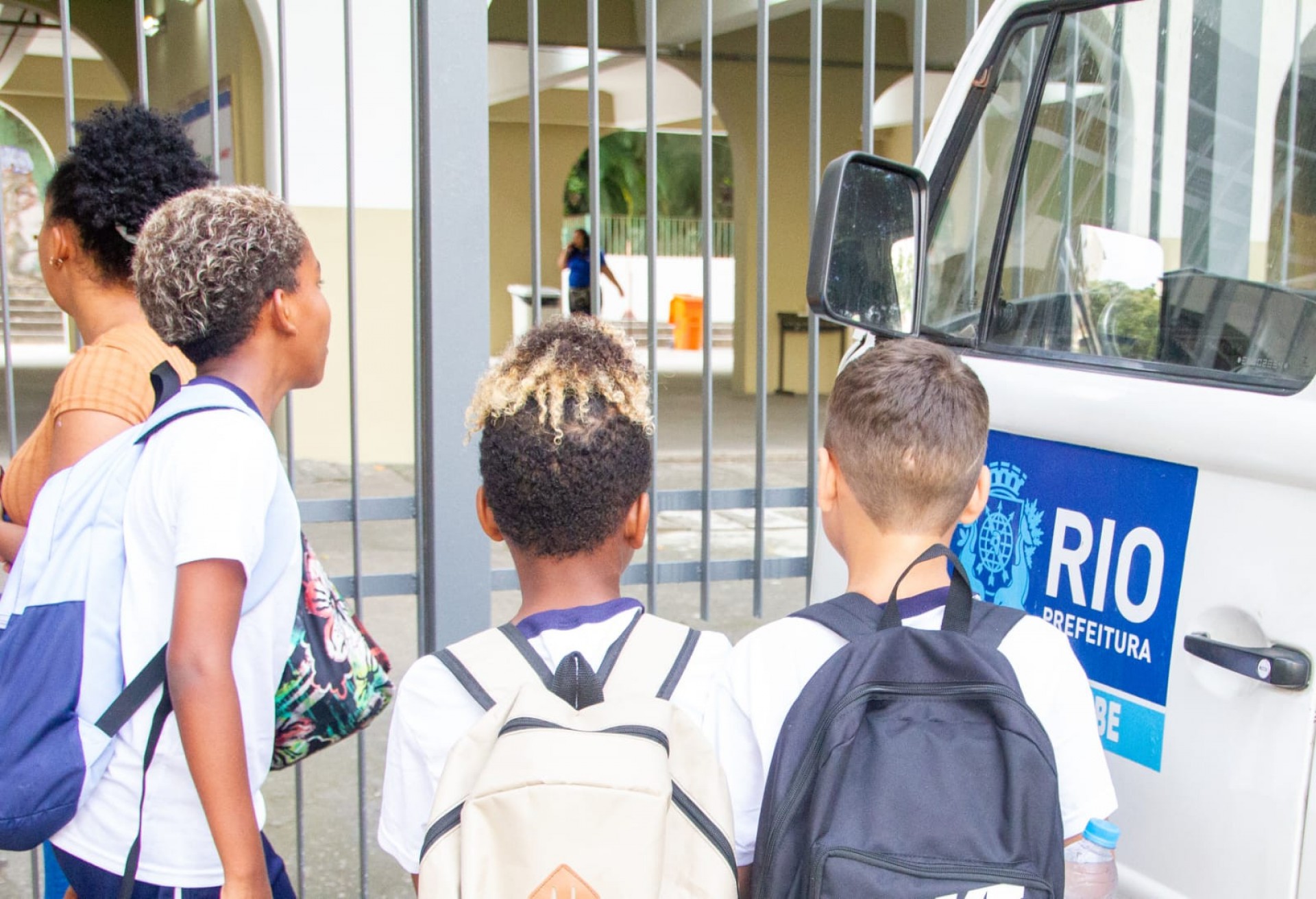 Início do ano letivo de 2023 no Ciep Tancredo Neves, no Catete, Zona Sul do Rio, na manhã desta segunda-feira (6) - Érica Martin/Agência O Dia