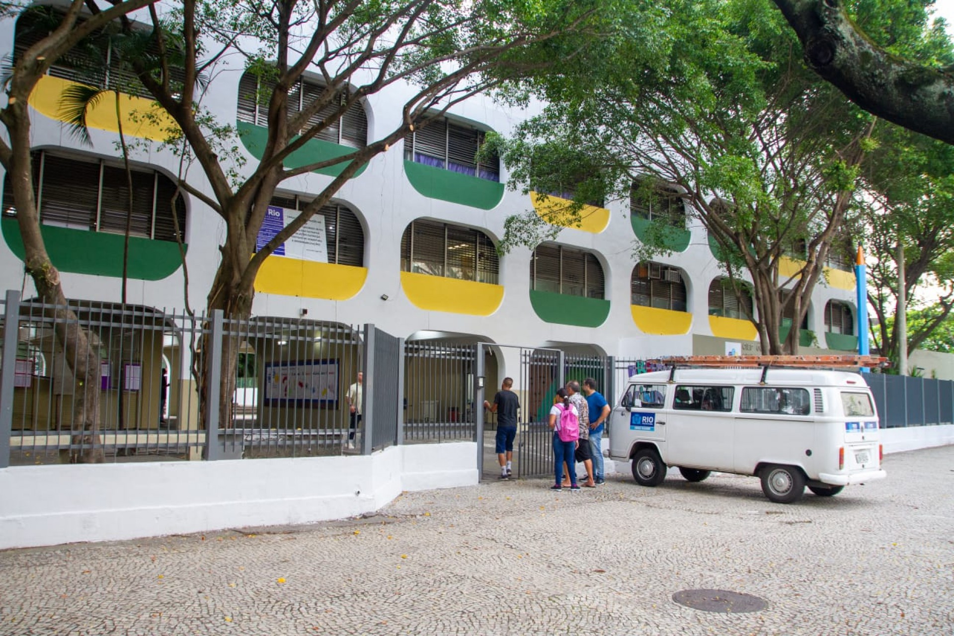 Início do ano letivo de 2023 no Ciep Tancredo Neves, no Catete, Zona Sul do Rio, na manhã desta segunda-feira (6) - Érica Martin/Agência O Dia