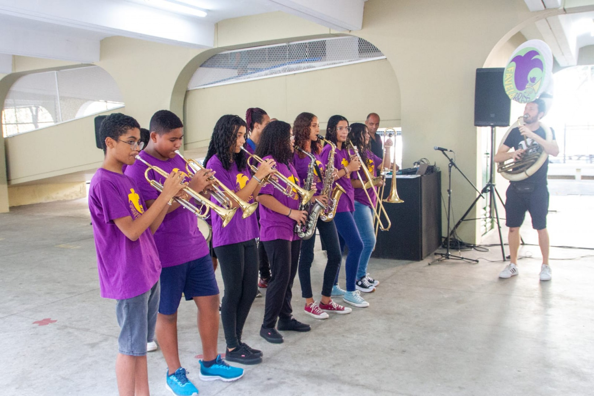 Orquestra Favela Brass se apresentou no início do ano letivo de 2023 no Ciep Tancredo Neves - Érica Martin/Agência O Dia